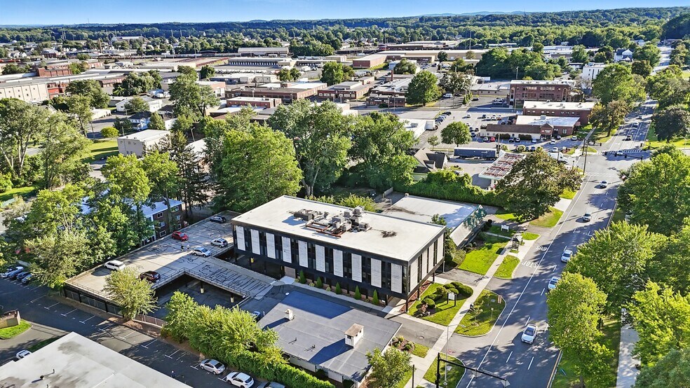117 Park Ave, West Springfield, MA à louer - Photo de l’immeuble – Image 3 sur 30