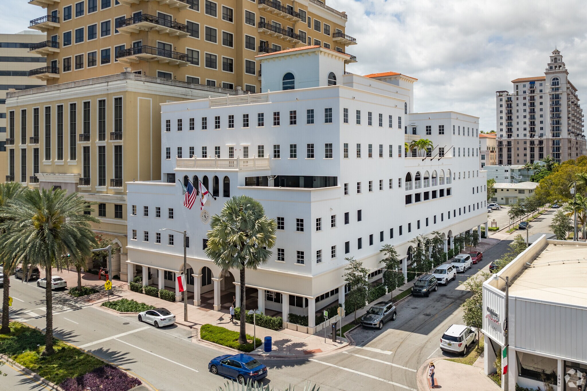 2000 Ponce de Leon Blvd, Coral Gables, FL à louer Photo principale– Image 1 sur 3