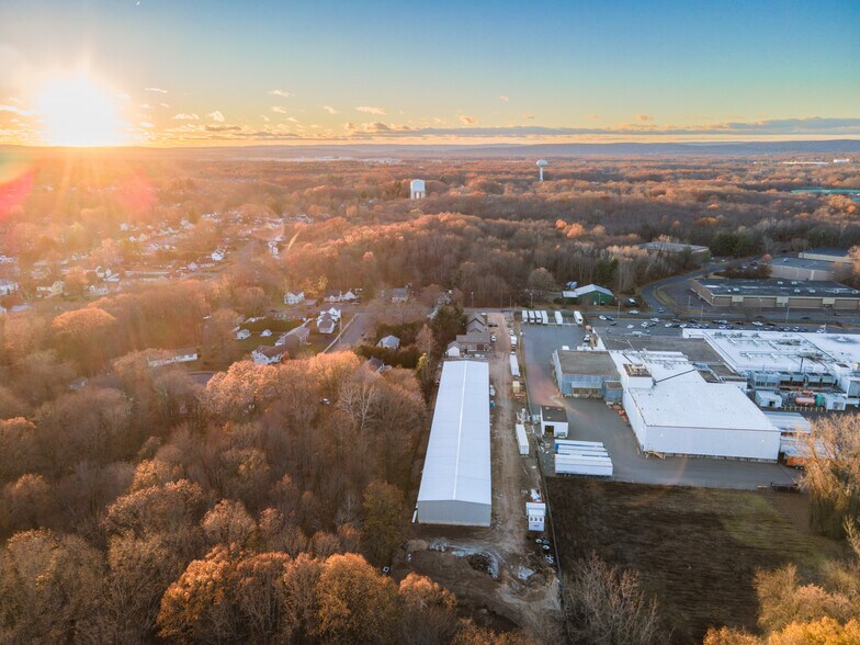 1300 East St S, Suffield, CT à louer - Photo de l’immeuble – Image 3 sur 12