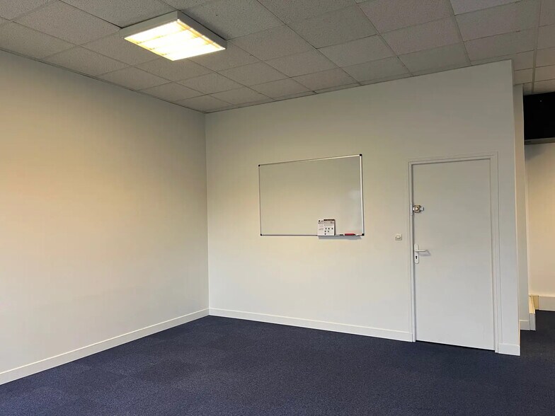 Bureau dans Bièvres à louer - Photo de l’immeuble – Image 3 sur 11
