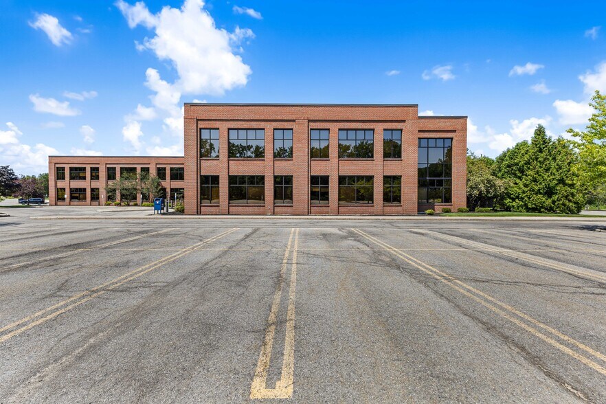171 Sullys Trl, Pittsford, NY à louer - Photo de l’immeuble – Image 2 sur 7