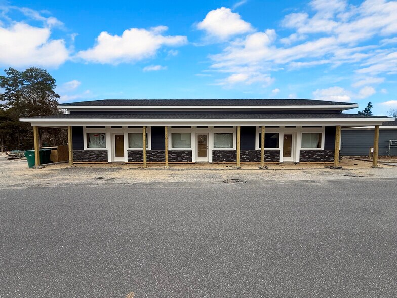 675 Flanders Rd, Flanders, NY à louer - Photo de l’immeuble – Image 1 sur 4