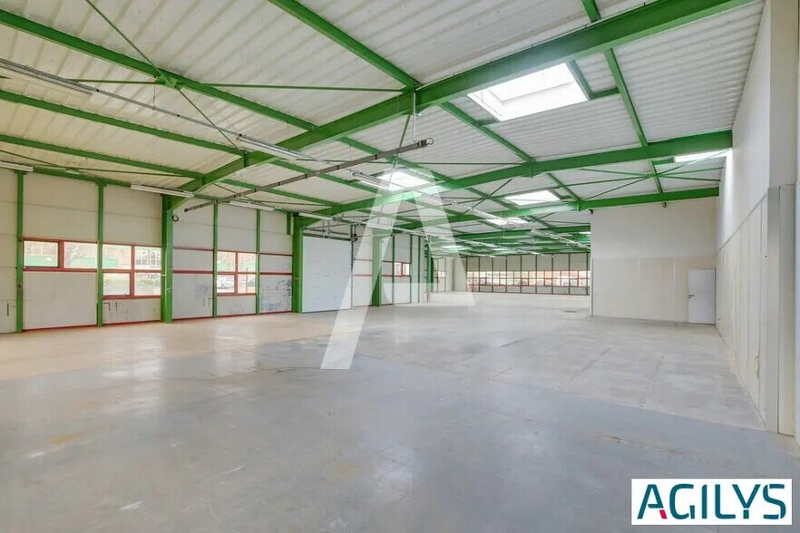 Local d’activités dans Saint-Thibault-des-Vignes à louer - Photo intérieure – Image 1 sur 9