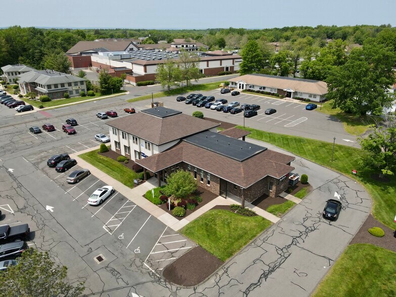 481 Buckland Rd, South Windsor, CT à vendre - Photo de l’immeuble – Image 2 sur 2