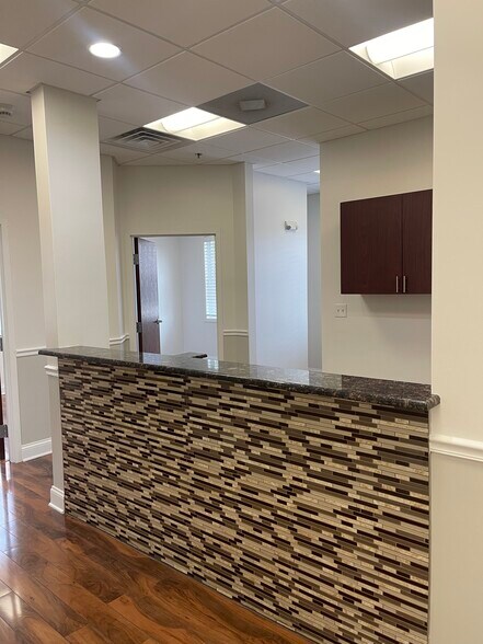 114 W Rockland Rd, Libertyville, IL à louer - Photo de l’immeuble – Image 3 sur 20