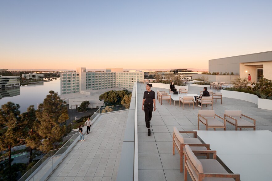 200 Twin Dolphin Dr, Redwood City, CA à louer - Photo de l’immeuble – Image 2 sur 12