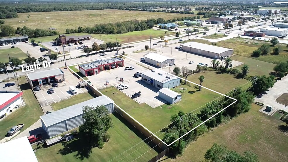 11515 Eagle Dr, Mont Belvieu, TX à vendre - Photo principale – Image 1 sur 7