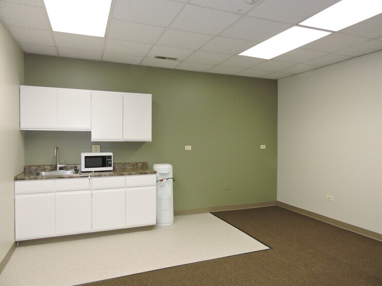 600-610 W 5th Ave, Naperville, IL à louer - Photo intérieure – Image 3 sur 9