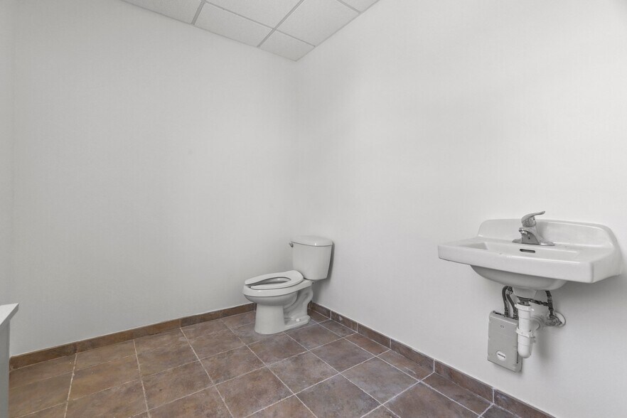 210 Augusta St, South Amboy, NJ à louer - Photo de l’immeuble – Image 3 sur 19