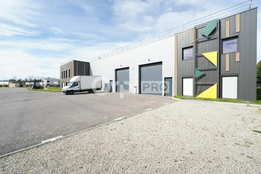 Local d’activités dans Saint-Priest à louer - Photo de l’immeuble – Image 2 sur 8