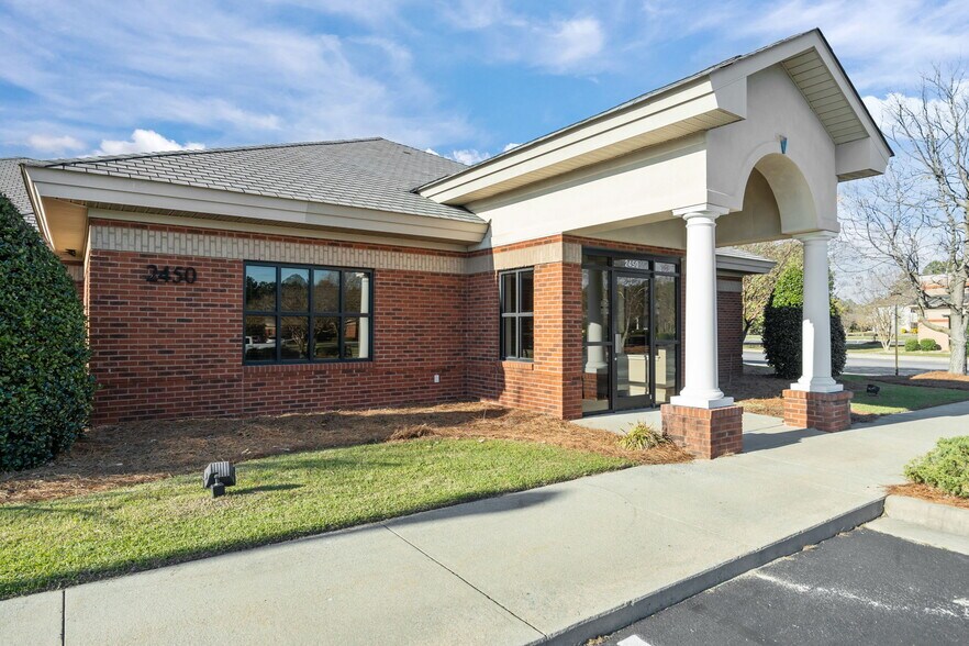 2450 Emerald Pl, Greenville, NC à louer - Photo de l’immeuble – Image 3 sur 15