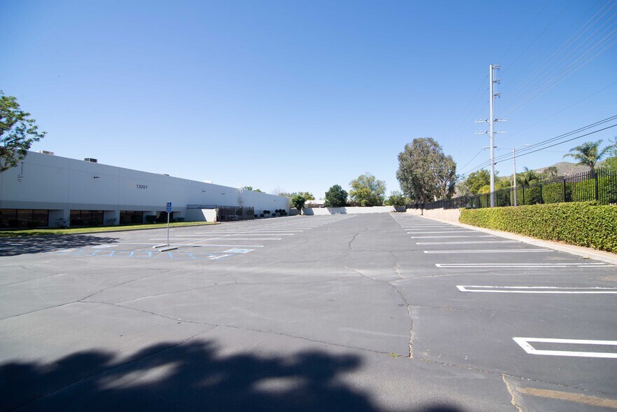13207 Bradley Ave, Sylmar, CA à louer - Photo de l’immeuble – Image 3 sur 11