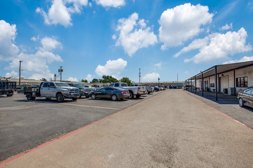 1824 N 1st St, Garland, TX à louer - Photo de l’immeuble – Image 3 sur 13
