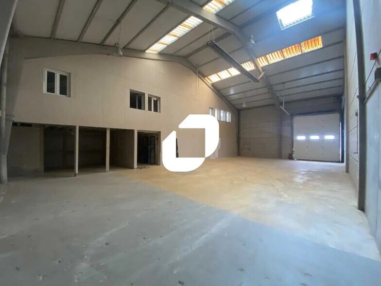 Local d’activités dans Ennery à louer - Photo de l’immeuble – Image 1 sur 9