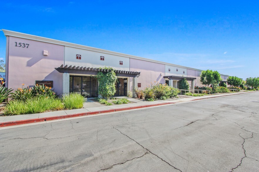 1537 E McFadden Ave, Santa Ana, CA à louer - Photo de l’immeuble – Image 3 sur 21