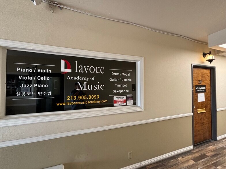 5020 Wilshire Blvd, Los Angeles, CA à louer - Photo de l’immeuble – Image 2 sur 9