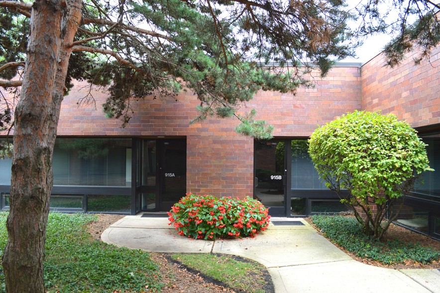 915 N Plum Grove Rd, Schaumburg, IL à louer - Photo de l’immeuble – Image 1 sur 17