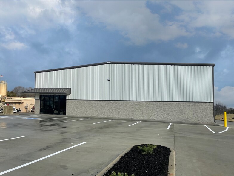 255 Needmore Rd, Clarksville, TN à louer - Photo de l’immeuble – Image 1 sur 15