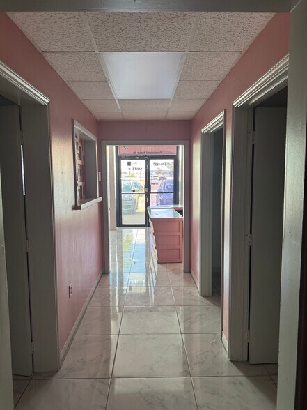 1100 N 77 Expy, Brownsville, TX à louer - Photo de l’immeuble – Image 2 sur 10
