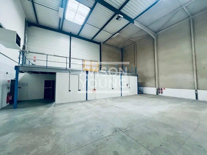 Local d’activités dans Saint-Denis à louer - Photo de l’immeuble – Image 3 sur 13