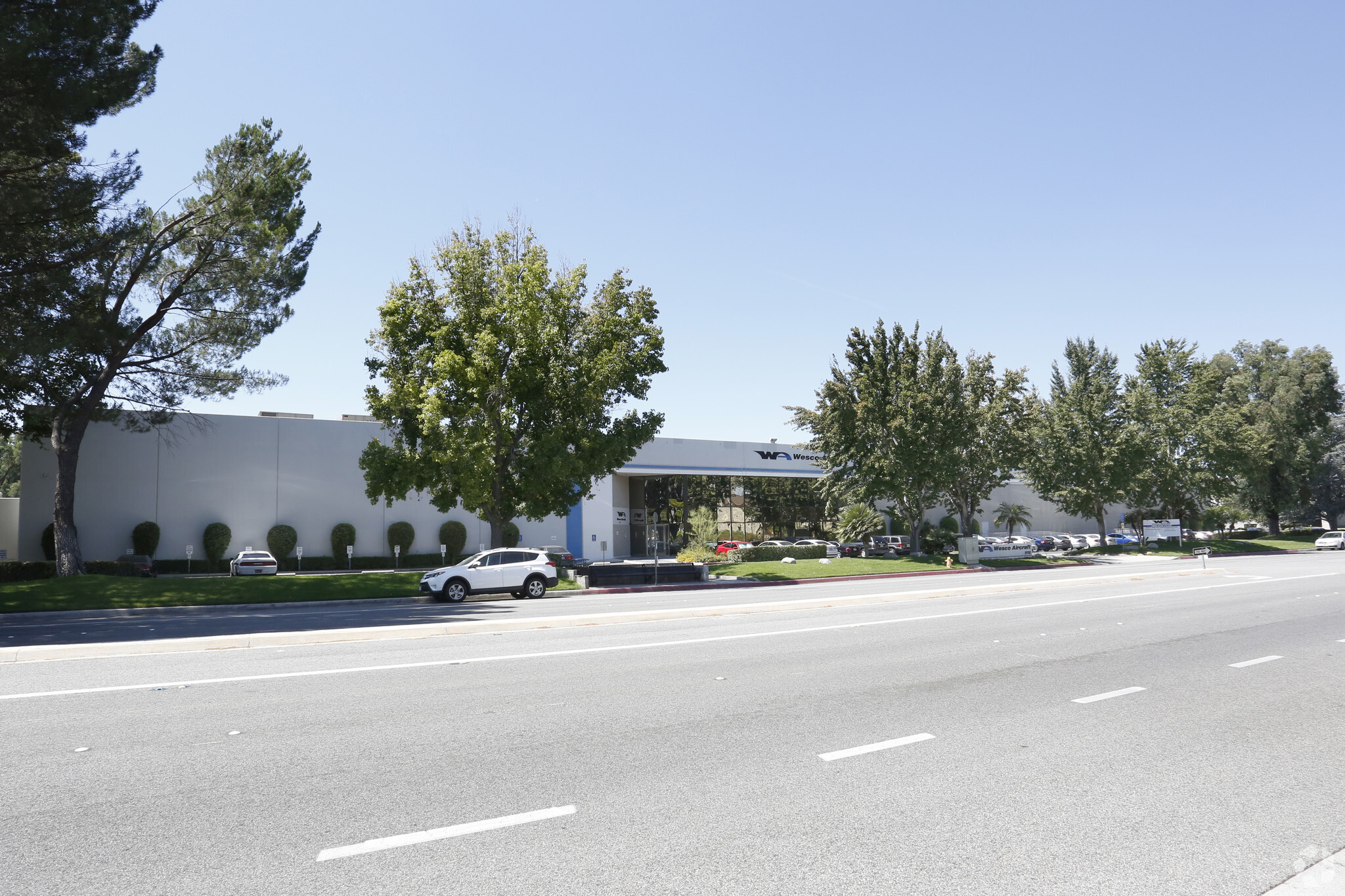 27727 Avenue Scott, Valencia, CA à louer Photo de l’immeuble– Image 1 sur 9