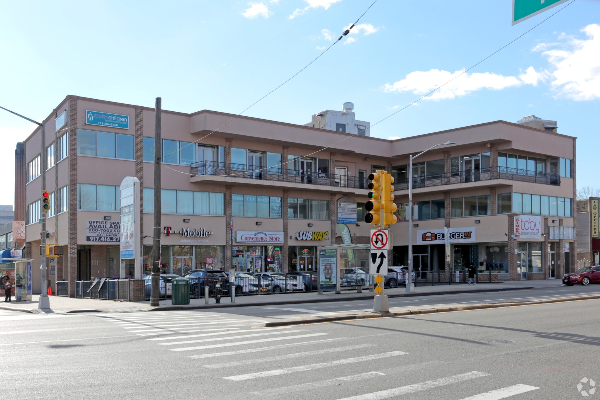 162-16 Union Tpke, Flushing, NY à louer Photo de l’immeuble– Image 1 sur 7
