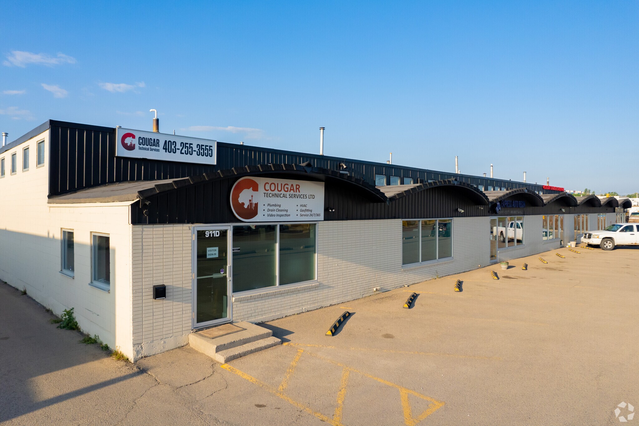 911 46th Ave SE, Calgary, AB à louer Photo principale– Image 1 sur 10