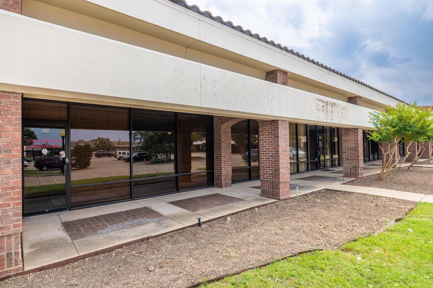1615 N Hampton Rd, DeSoto, TX à vendre - Photo de l’immeuble – Image 3 sur 32