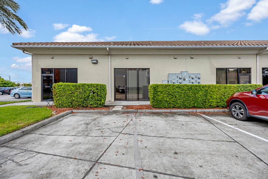 4865-4885 N Wickham Rd, Melbourne, FL à louer - Photo de l’immeuble – Image 3 sur 7