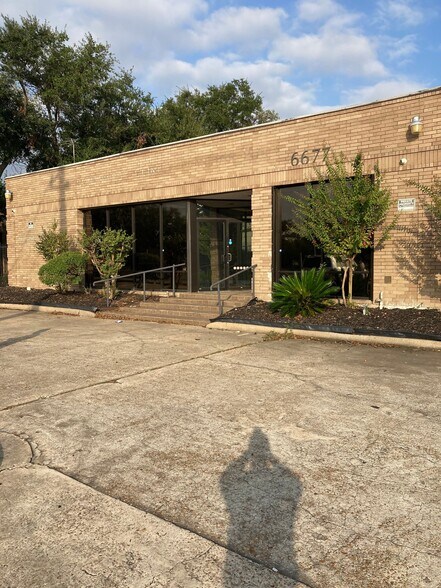 6677 Rookin St, Houston, TX à louer - Photo de l’immeuble – Image 3 sur 29