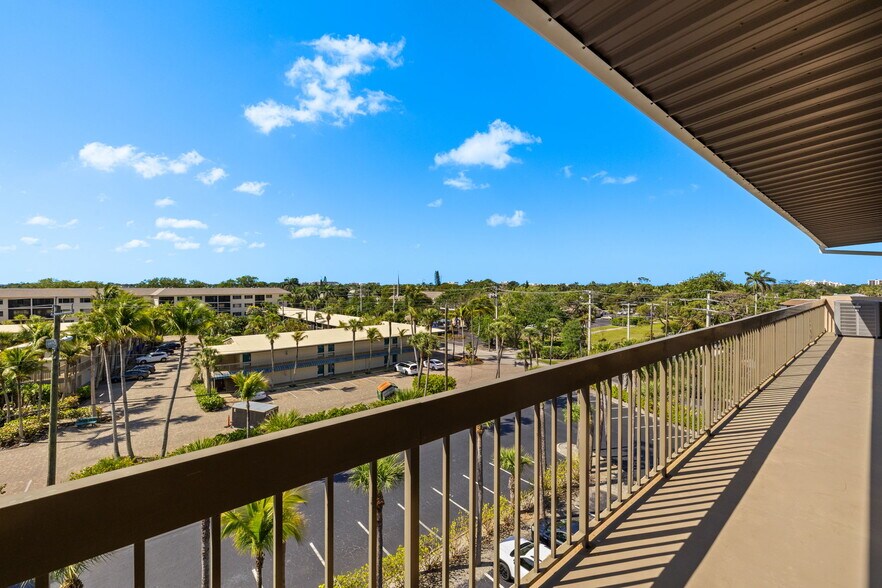 2335 Tamiami Trl N, Naples, FL à vendre - Photo de l’immeuble – Image 2 sur 25