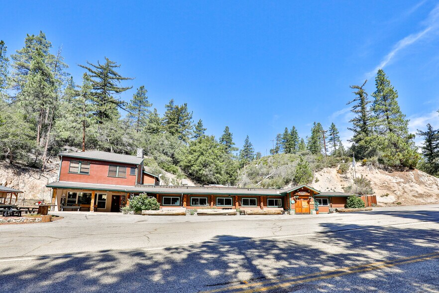 CA-2, La Cañada Flintridge, CA à vendre - Photo de l’immeuble – Image 3 sur 34