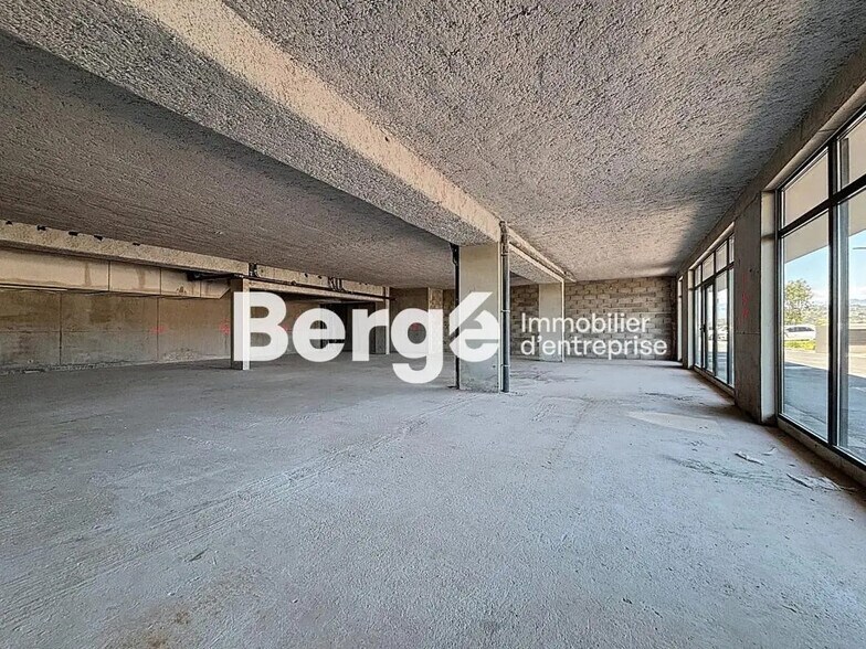 Local commercial dans Saint-Laurent-du-Var à louer - Photo de l’immeuble – Image 3 sur 7