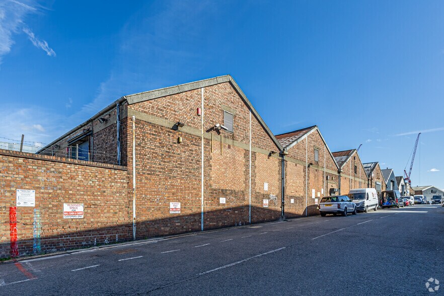 23-35 Gorst Rd, Londres à vendre - Photo de l’immeuble – Image 2 sur 2