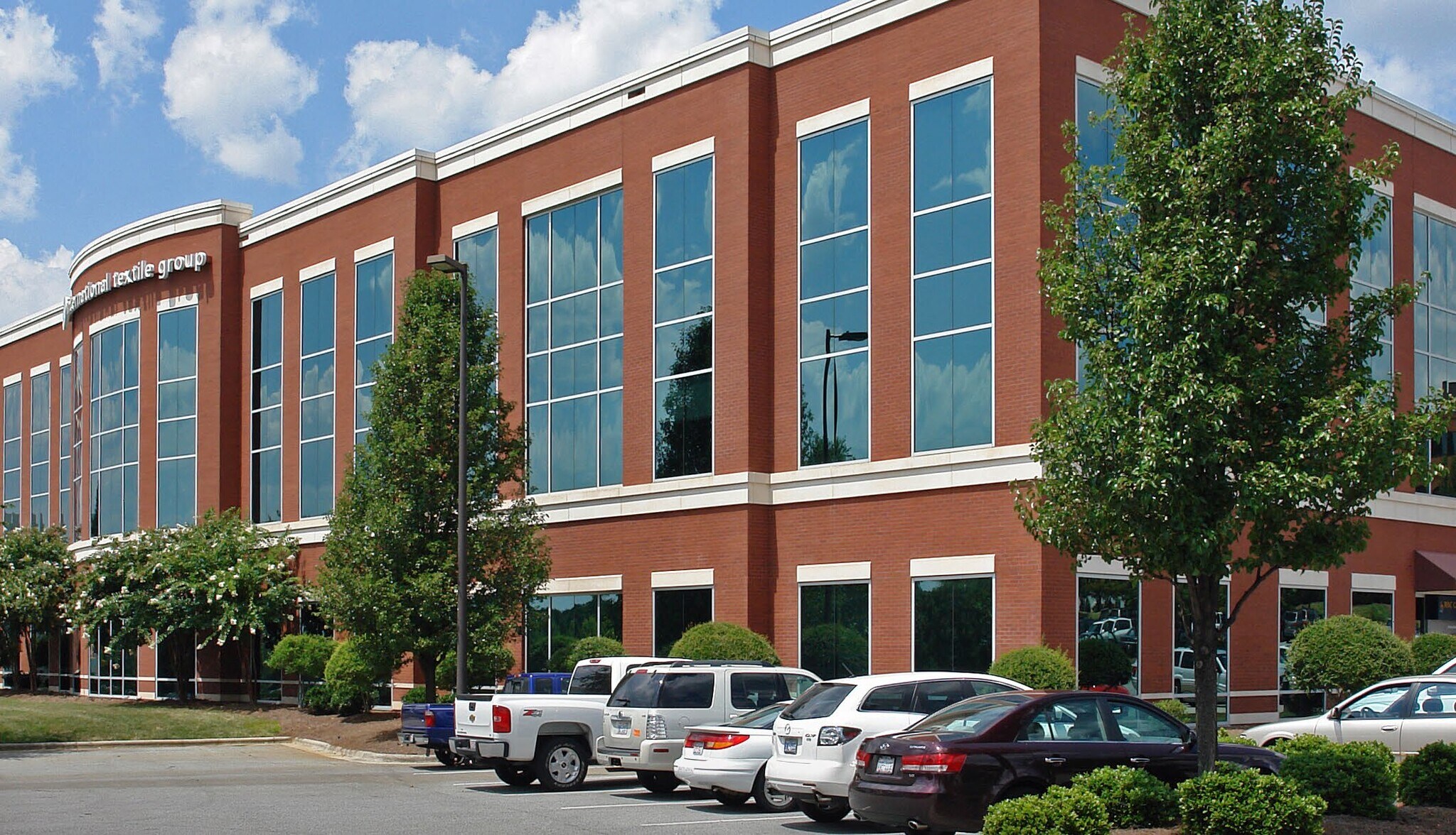 804 Green Valley Rd, Greensboro, NC à louer Photo de l’immeuble– Image 1 sur 6