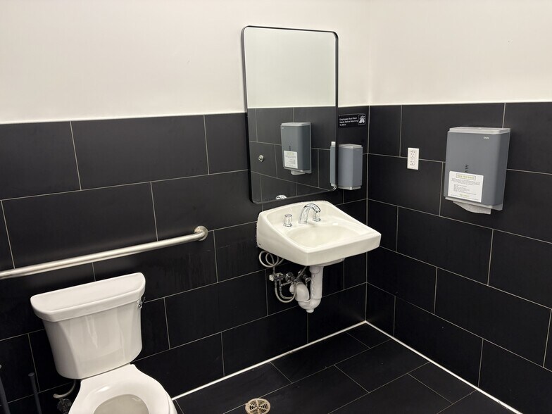 550 Amherst St, Nashua, NH à louer - Photo de l’immeuble – Image 3 sur 17