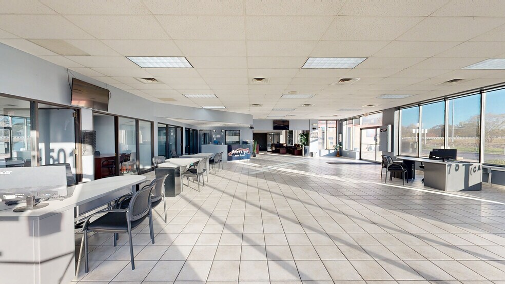 1501 Vernon Odom Blvd, Akron, OH à vendre - Numérisation 3D Matterport – Image 2 sur 21