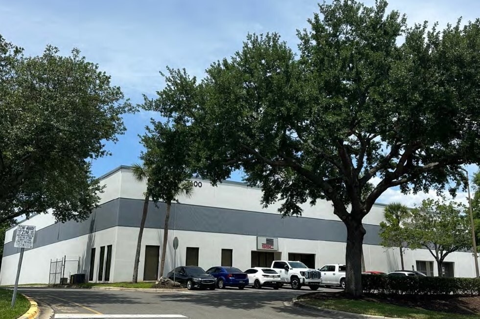 7600 Kingspointe Pky, Orlando, FL à louer Photo de l’immeuble– Image 1 sur 3