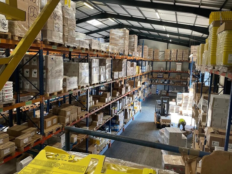 Local d’activités dans Villeneuve-la-Garenne à louer - Photo de l’immeuble – Image 2 sur 8