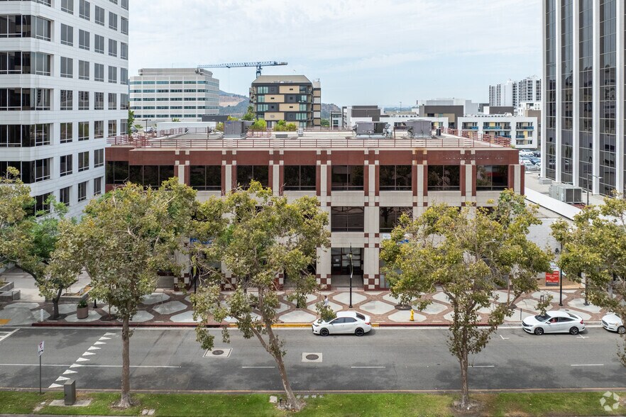 525 N Brand Blvd, Glendale, CA à louer - Photo de l’immeuble – Image 3 sur 14