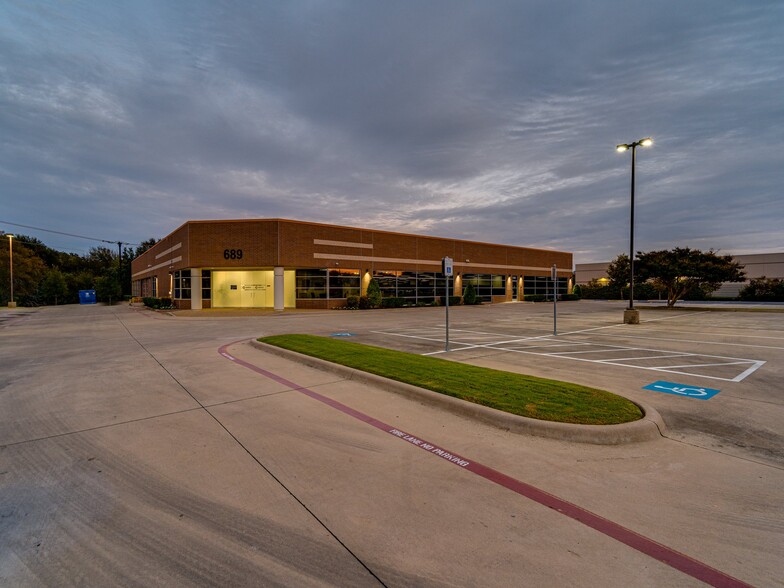 689 Airport Fwy, Hurst, TX à louer - Photo de l’immeuble – Image 3 sur 19