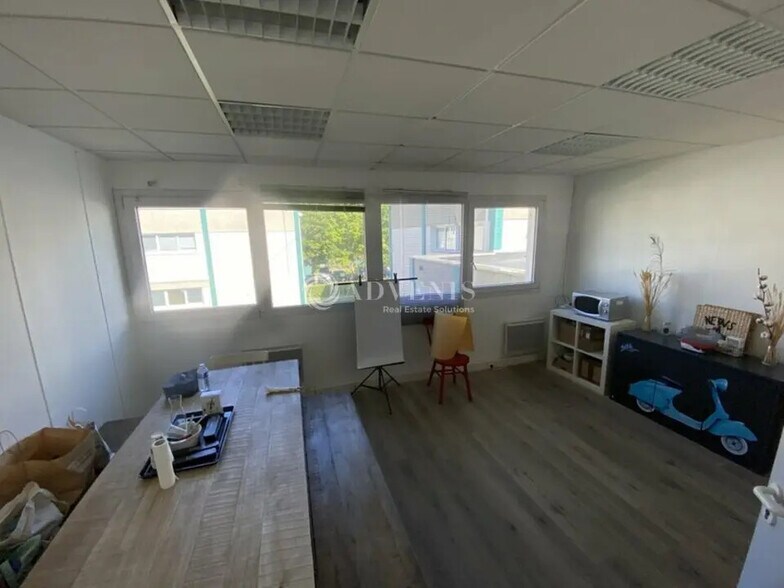 Local d’activités dans Trappes à louer - Photo de l’immeuble – Image 1 sur 3