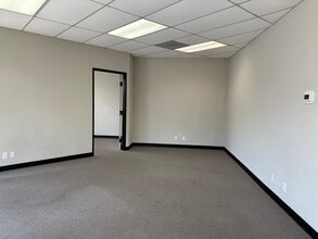 127 Business Center Dr, Corona, CA à louer Photo intérieure– Image 2 sur 7