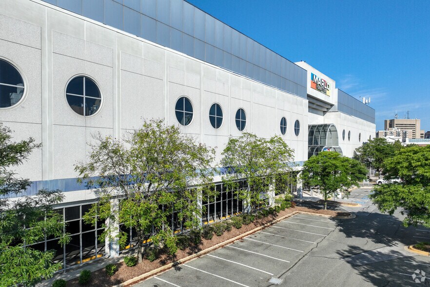 725 Rockville Pike, Rockville, MD à louer - Photo de l’immeuble – Image 2 sur 9