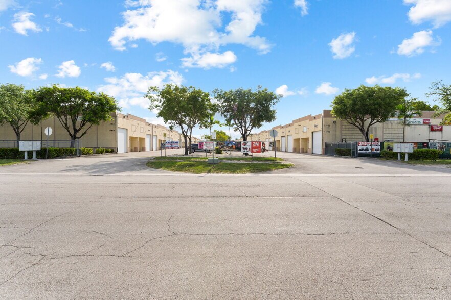 13816 SW 142nd Ave, Miami, FL à vendre - Photo de l’immeuble – Image 1 sur 21