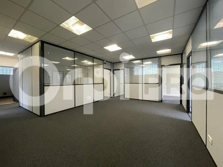 Local d’activités dans Saclay à louer - Photo de l’immeuble – Image 2 sur 12