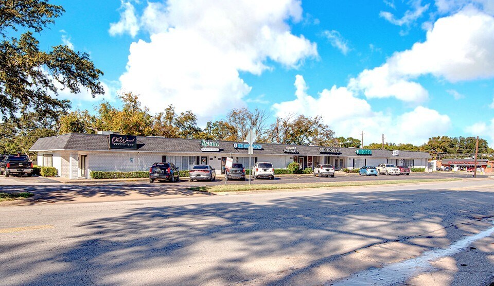 1012 N Davis Dr, Arlington, TX à vendre - Photo de l’immeuble – Image 3 sur 15