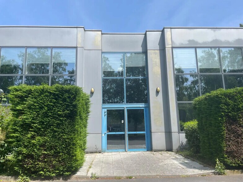 Local d’activités dans Tremblay-en-France à louer - Photo de l’immeuble – Image 2 sur 11