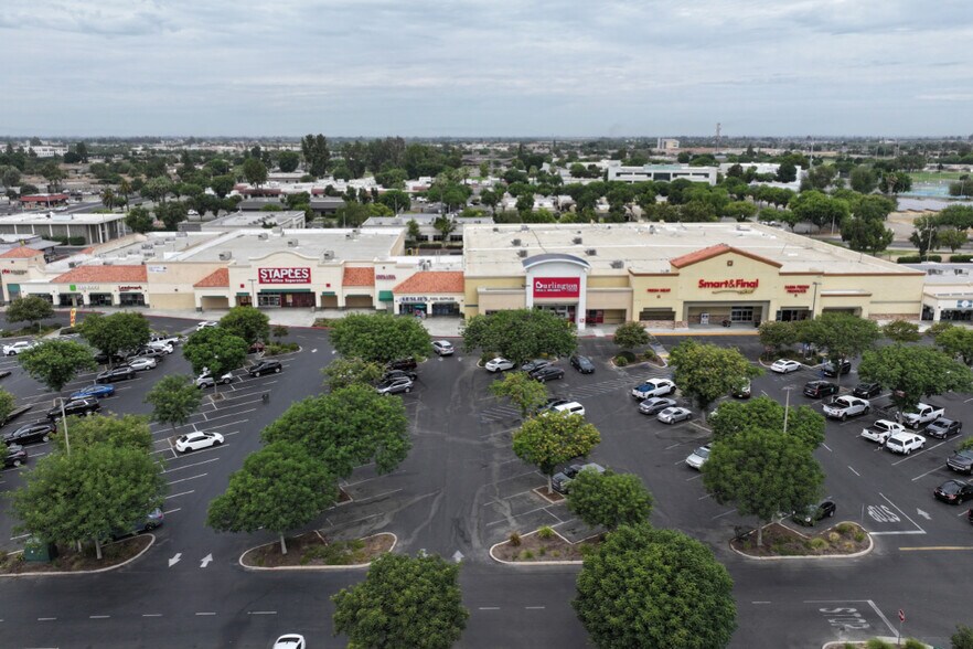 832-840 W Lacey Blvd, Hanford, CA à louer - Photo de l’immeuble – Image 2 sur 5