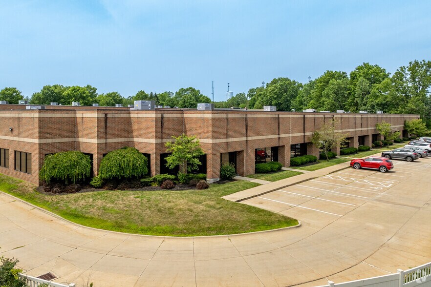 3743 – 3755 Boettler Oaks Dr., Uniontown, OH à louer - Photo de l’immeuble – Image 2 sur 7